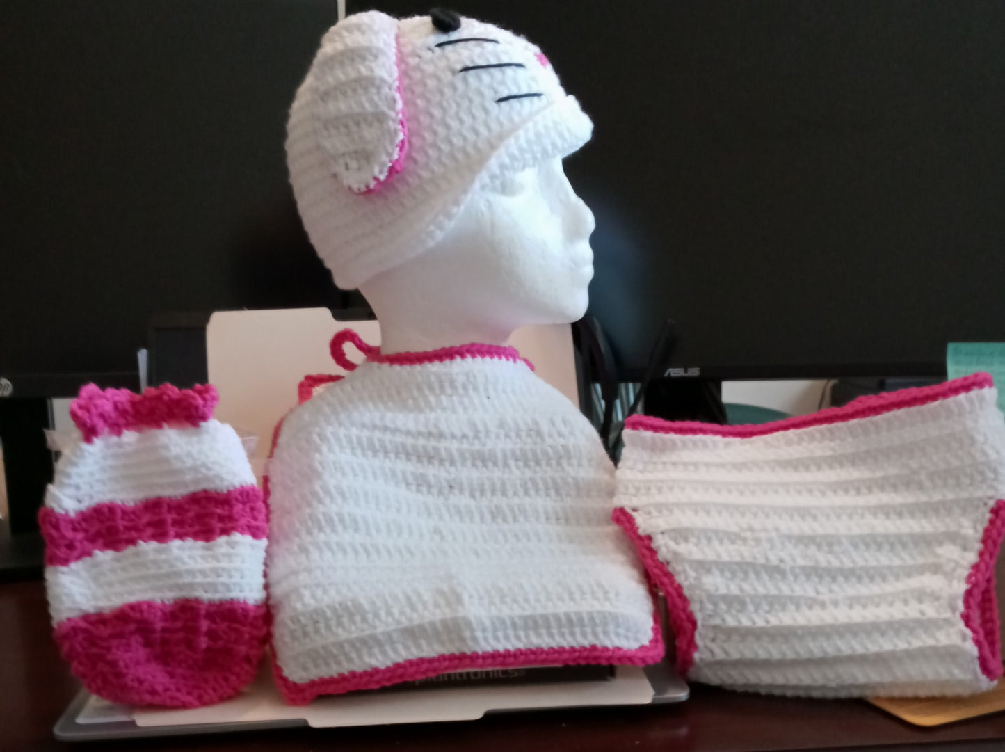 Baby Corner - Diaper Cover, Beenie, Bib and Bottle Cover, Wash rags