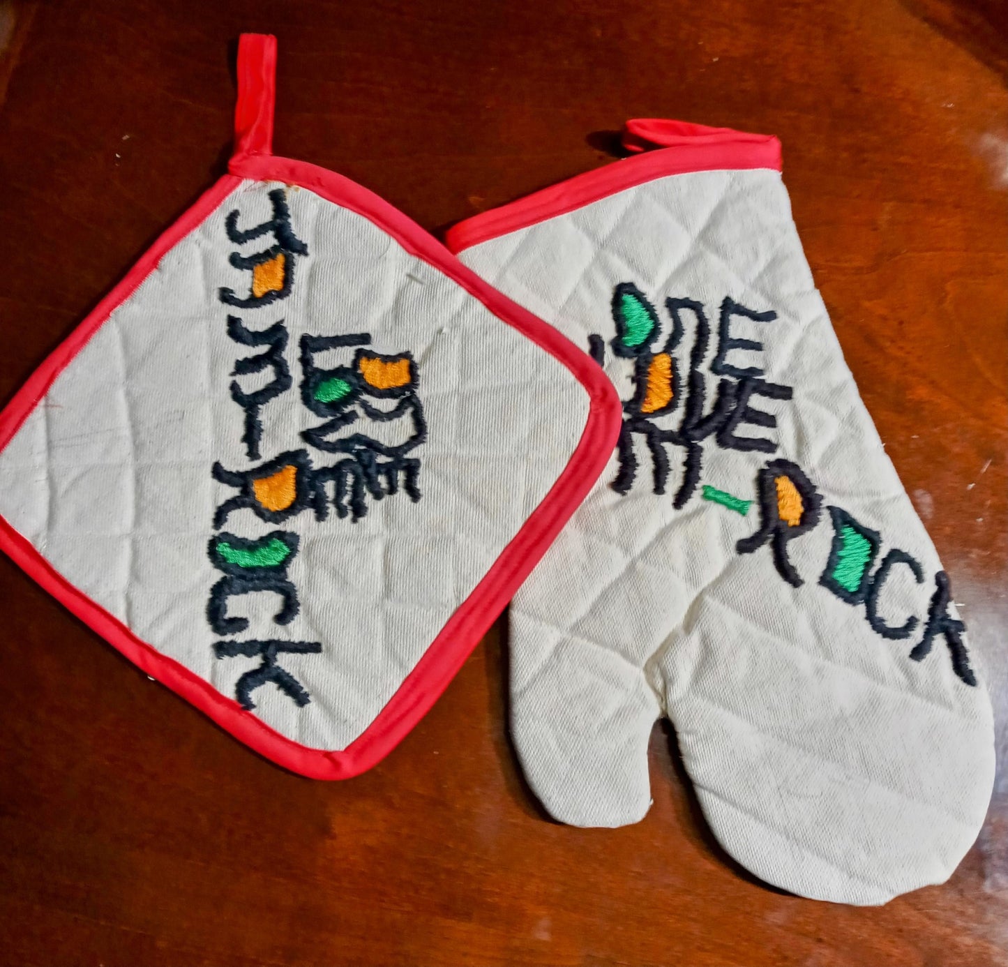 Kitchen Corner - Potholder and Mitt Set