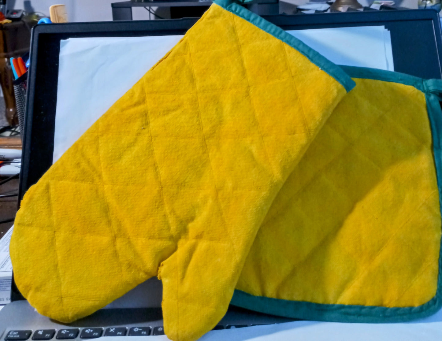 Kitchen Corner - Potholder and Mitt Set
